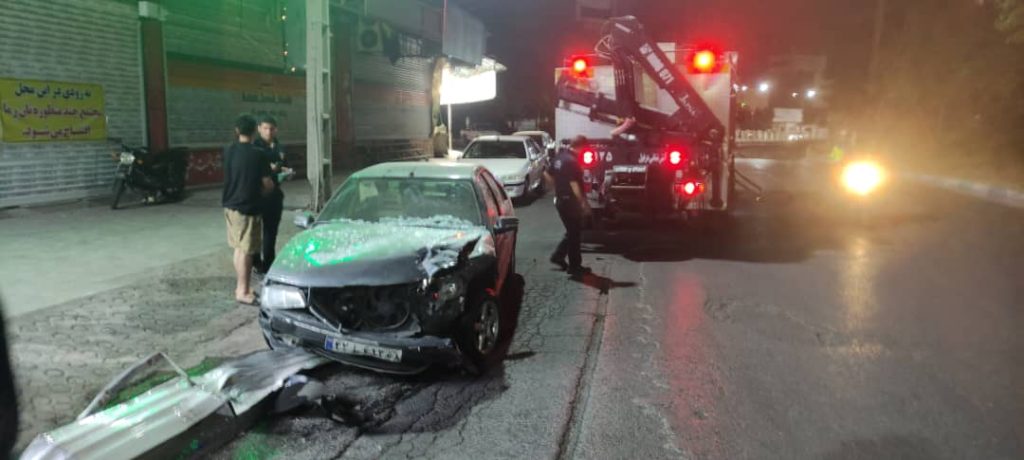 انحراف پژو پارس از مسیر خود و برخورد با کرکره مغازه
