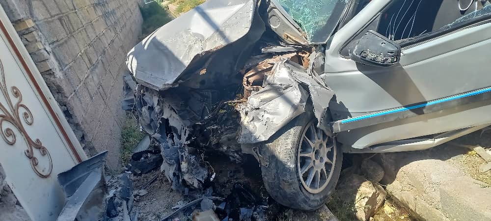 انحراف پژو ۴۰۵ از مسیر اصلی و برخورد با دیوار