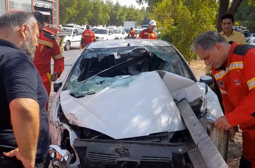 برخورد پژو ۲۰۶ با گاردریل و نجات معجزه آسای راننده از مرگ حتمی
