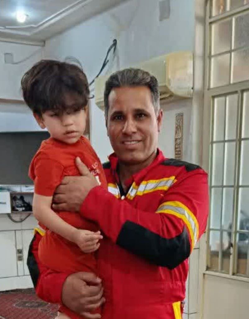 نجات کودک سه‌ساله محبوس در اتاق خواب توسط آتش‌نشانان دزفول